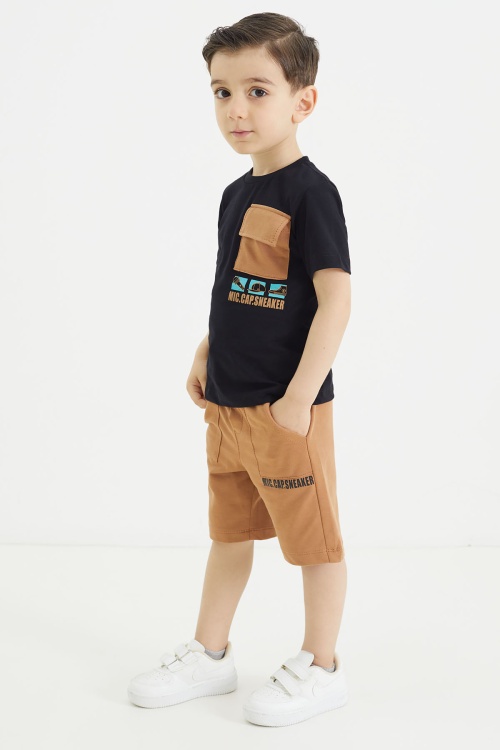 Siyah Göğüs Cepli Baskılı Erkek Çocuk Tişörtlü Şortlu Takım 18564