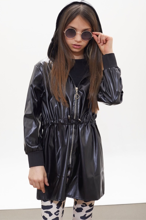 Siyah Kapüşonlu Uzun Kesim Kız Deri Görünümlü Mont 16779