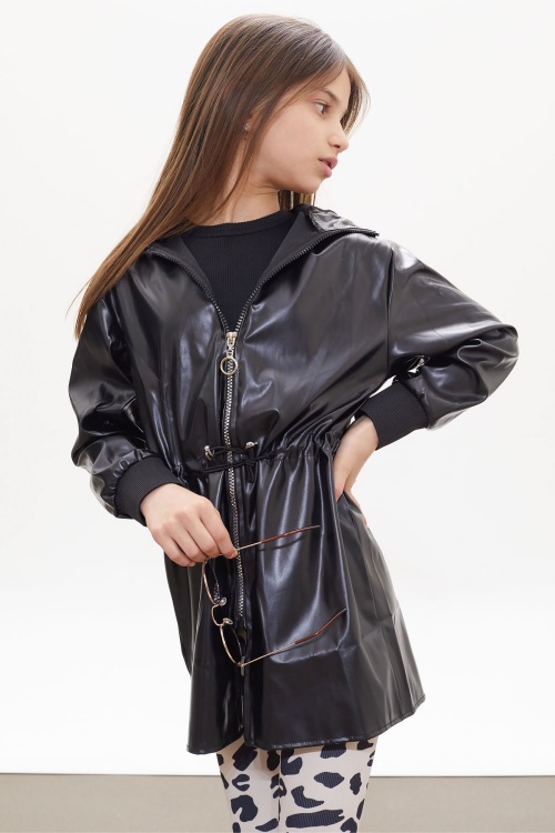 Siyah Kapüşonlu Uzun Kesim Kız Deri Görünümlü Mont 16779