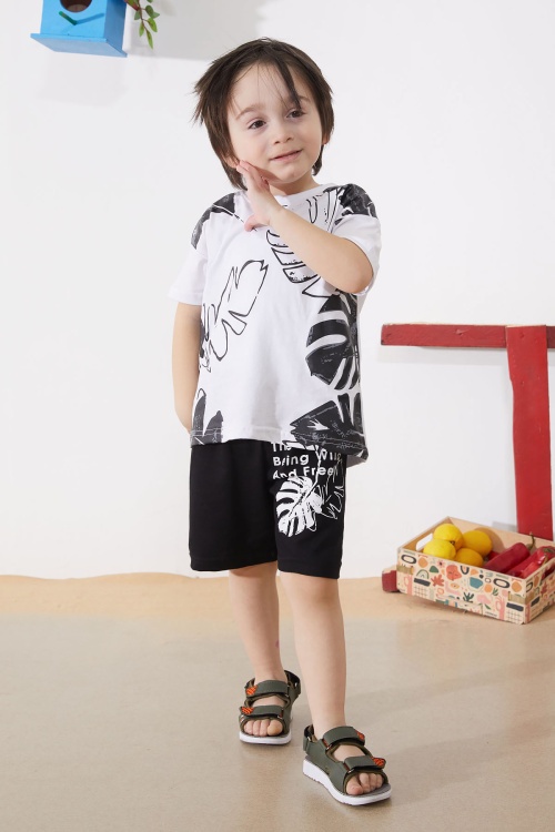 Beyaz Yaprak Desenli Tişörtlü Erkek Çocuk Şortlu Takım 18853