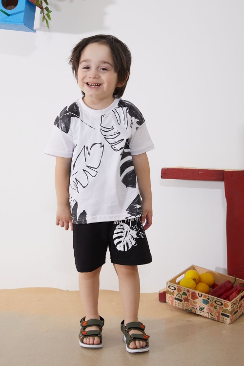 Beyaz Yaprak Desenli Tişörtlü Erkek Çocuk Şortlu Takım 18853