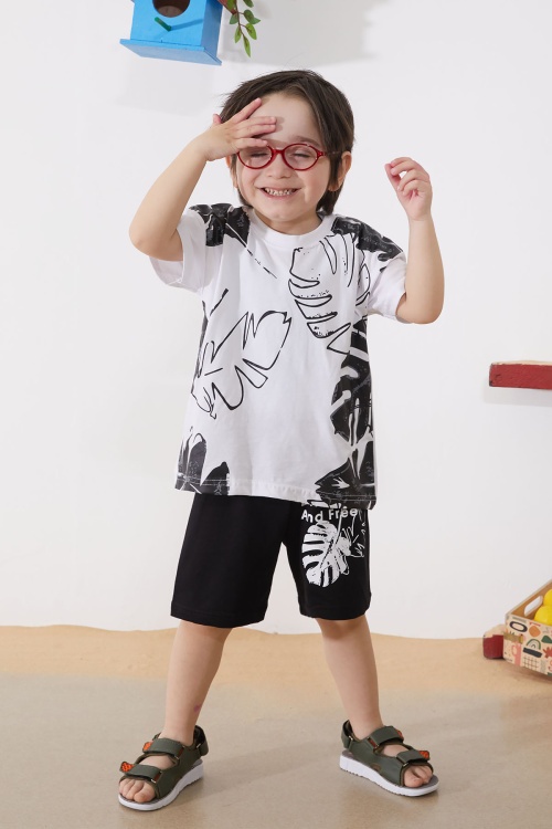 Beyaz Yaprak Desenli Tişörtlü Erkek Çocuk Şortlu Takım 18853