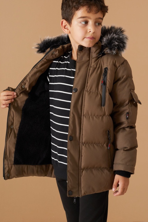 Kahverengi Arma Detaylı Fermuar Cepli Erkek Çocuk Kürklü Kapşonlu Mont 19070