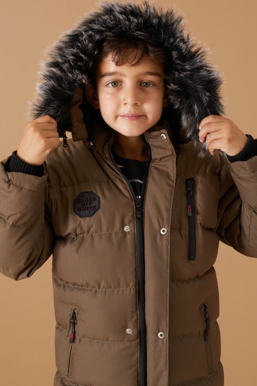 Kahverengi Arma Detaylı Fermuar Cepli Erkek Çocuk Kürklü Kapşonlu Mont 19070