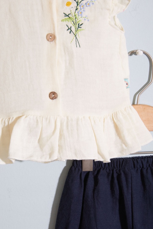 Kız Bebek Ekru Çiçek Nakışlı Bluzlu Şortlu Takım 18915