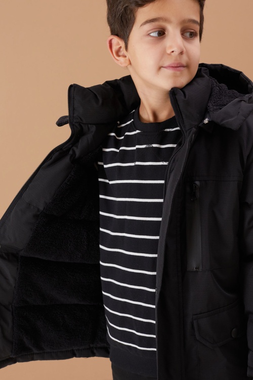 Siyah Kürklü Kapüşonlu Fermuarlı Göğüs Cepli Erkek Çocuk Mont 19075