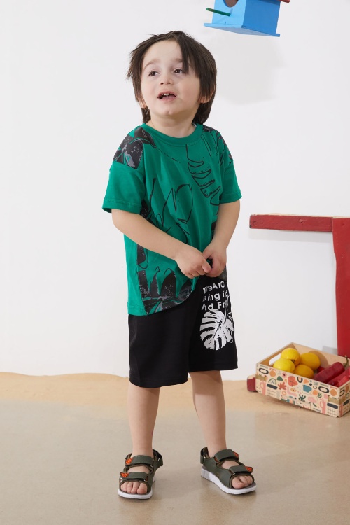 Yeşil Yaprak Desenli Tişörtlü Erkek Çocuk Şortlu Takım 18855