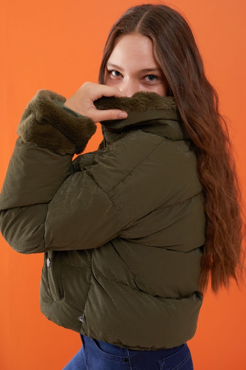 Haki Dik Yaka Kolu Kürk Detaylı Kız Çocuk Şişme Mont 19508