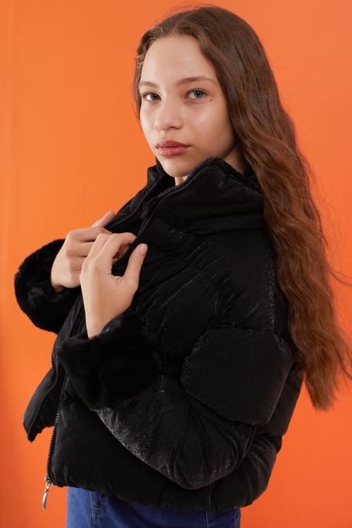 Siyah Dik Yaka Kolu Kürk Detaylı Kız Çocuk Şişme Mont 19505