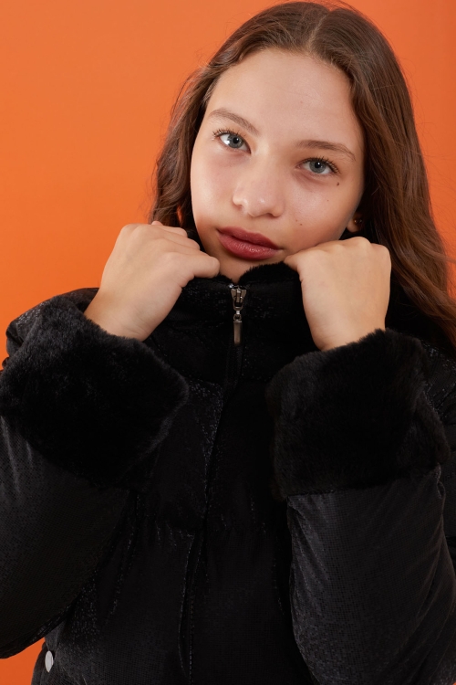 Siyah Dik Yaka Kolu Kürk Detaylı Kız Çocuk Şişme Mont 19505