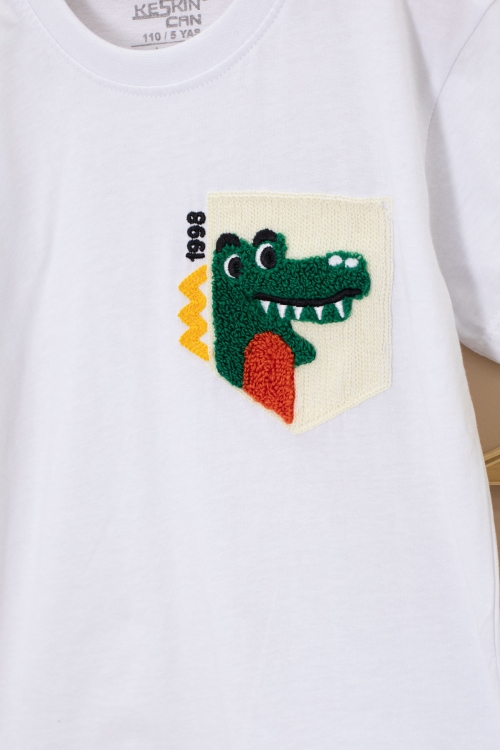 Beyaz Dino Cep Nakışlı Kısa Kol Tişörtlü Erkek Çocuk Şortlu Takım 20576