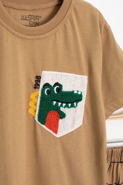 Kahve Dino Cep Nakışlı Kısa Kol Tişörtlü Erkek Çocuk Şortlu Takım 20574