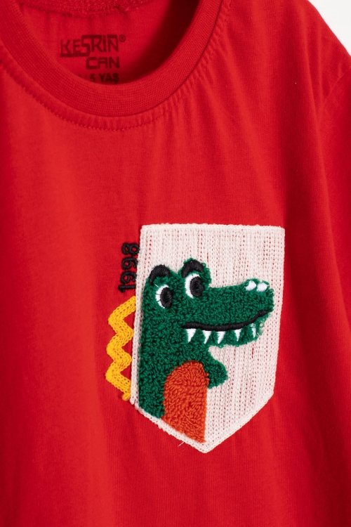 Kırmızı Dino Cep Nakışlı Kısa Kol Tişörtlü Erkek Çocuk Şortlu Takım 20577