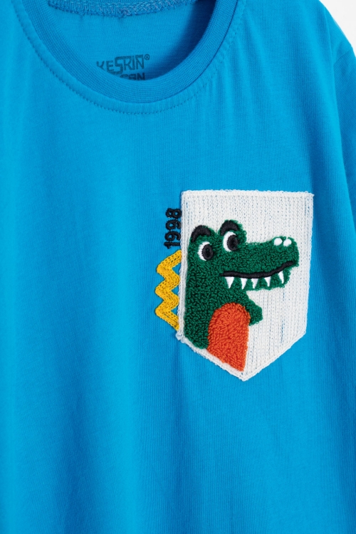 Mavi Dino Cep Nakışlı Kısa Kol Tişörtlü Erkek Çocuk Şortlu Takım 20578