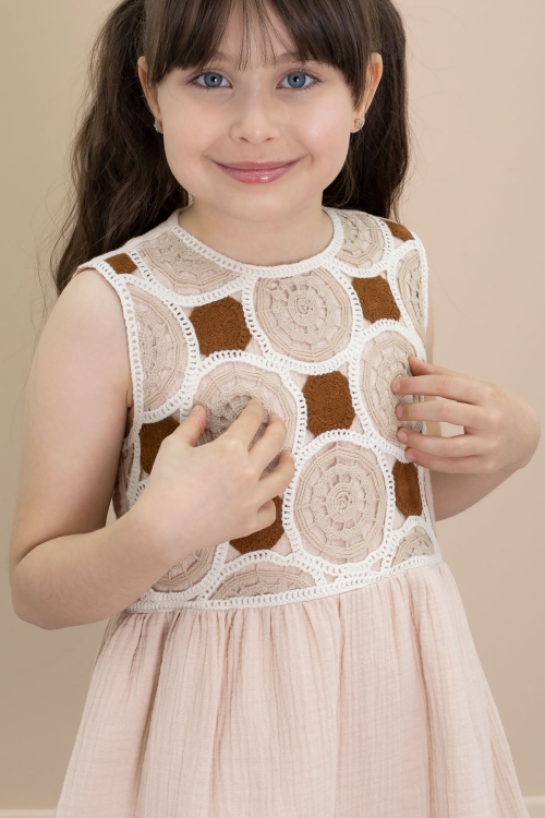 Bej Dantel İşlemeli Sıfır Kol Kız Çocuk Müslin Kumaş Elbise 21027