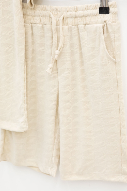 Krem Kare Desenli Bisiklet Yaka Tişörtlü Erkek Çocuk Şortlu Takım 20782