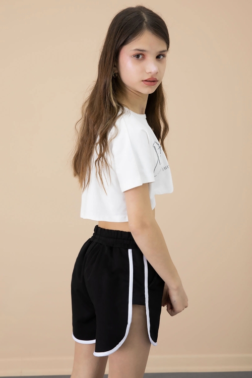 Siyah Yanları Yırtmaçlı Çiçek Baskılı Beli Lastikli Kız Çocuk Şort 20734