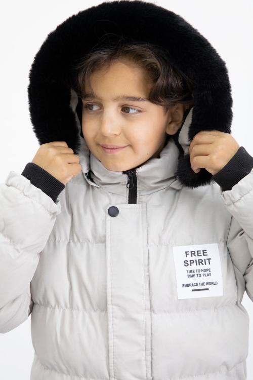 Erkek Çocuk Bej Yazılı Arma Detaylı İçi Kürklü Kapüşonlu Şişme Mont 21343