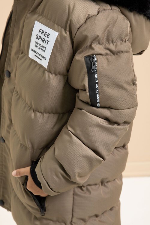 Erkek Çocuk Kahverengi Yazılı Arma Detaylı İçi Kürklü Kapüşonlu Şişme Mont 21369