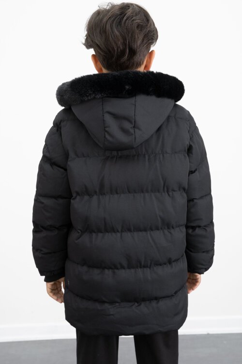 Erkek Çocuk Siyah Yazılı Arma Detaylı İçi Kürklü Kapüşonlu Şişme Mont 21341