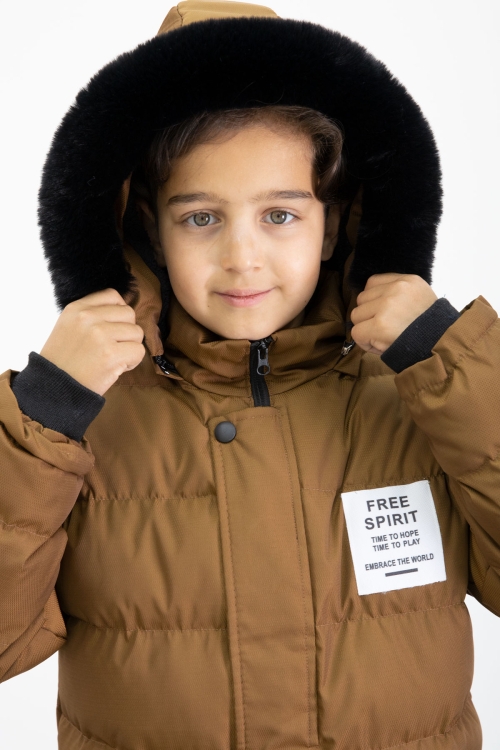 Erkek Çocuk Taba Yazılı Arma Detaylı İçi Kürklü Kapüşonlu Şişme Mont 21345