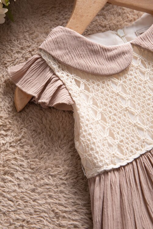 Kahverengi Kolları Fırfırlı Dantel İşlemeli Kız Bebek Elbise  22656