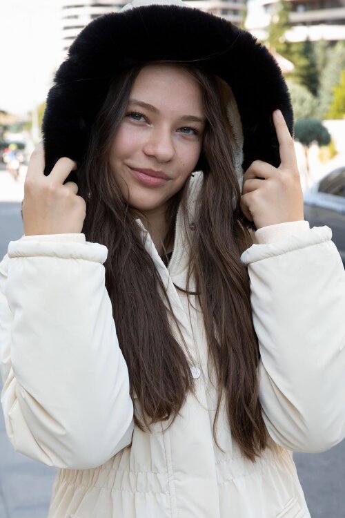 Krem Cep Detaylı İçi Kürklü Çıkarılabilir Kapüşonlu Kız Çocuk Şişme Mont 21335