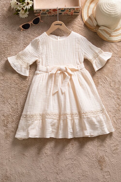 Krem Kolları Dantel Detaylı Kuşaklı Kız Çocuk Müslin Elbise 22668