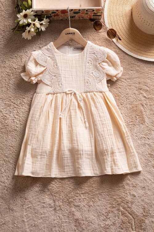 Krem Müslin Kumaş Önü Dantelli Kız Bebek Elbise  22675