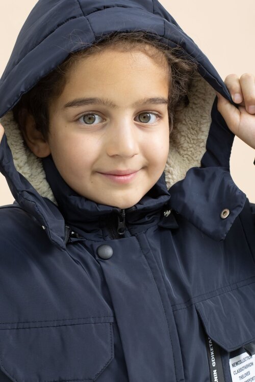 Lacivert Yazı Detaylı Göğüs Cepli İçi Kürklü Erkek Çocuk Kapüşonlu Mont 21477