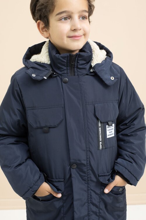 Lacivert Yazı Detaylı Göğüs Cepli İçi Kürklü Erkek Çocuk Kapüşonlu Mont 21477