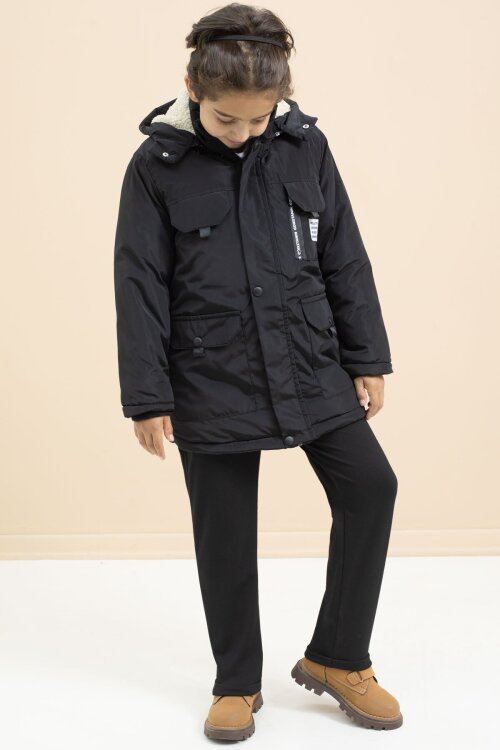 Siyah Yazı Detaylı Göğüs Cepli İçi Kürklü Erkek Çocuk Kapüşonlu Mont 21475