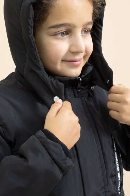 Siyah Yazı Detaylı Göğüs Cepli İçi Kürklü Erkek Çocuk Kapüşonlu Mont 21475