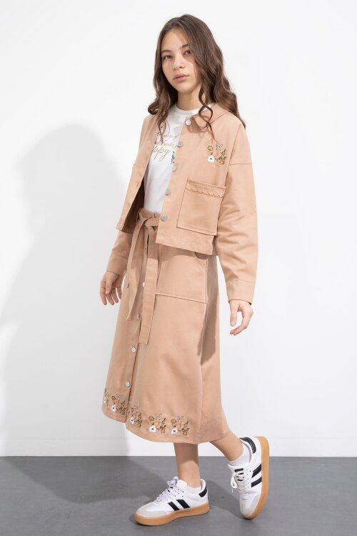 Kahverengi Nakış Detaylı Jean Ceketli Kuşaklı Etekli Kız Çocuk 3lü Takım  23503