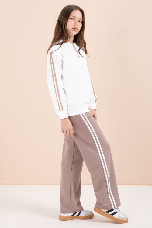 Kahverengi Şerit Detaylı Geniş Paça Nakışlı Kız Oversize Eşofman Takımı 23455