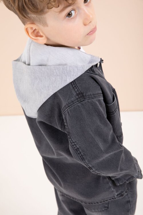 Siyah Kapüşonlu Jean Ceketli Pantolonlu Erkek Çocuk Baskılı Tişörtlü 3lü Takım 23615