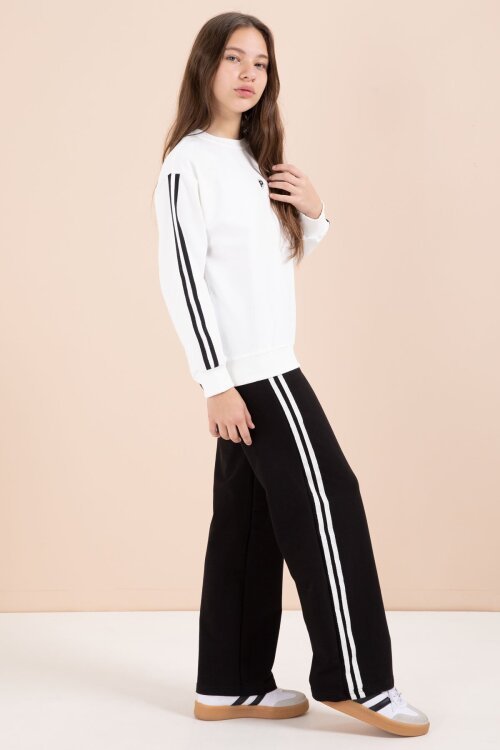 Siyah Şerit Detaylı Geniş Paça Nakışlı Kız Oversize Eşofman Takımı 23452