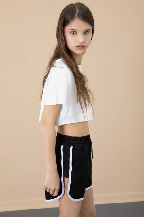 Siyah Yanları Yırtmaçlı Çiçek Baskılı Beli Lastikli Kız Çocuk Şort 20734