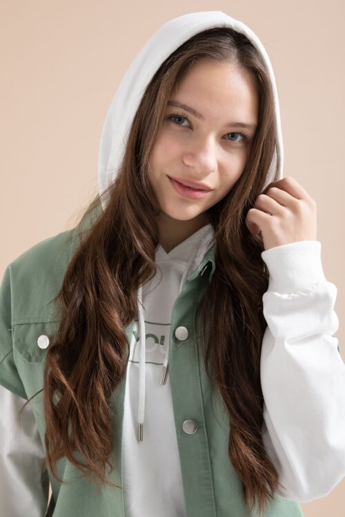 Yeşil Düğmeli Sıfır Kol Yelekli Geniş Paça Pantolonlu Kız Çocuk Kapüşonlu 3lü Takım 23603