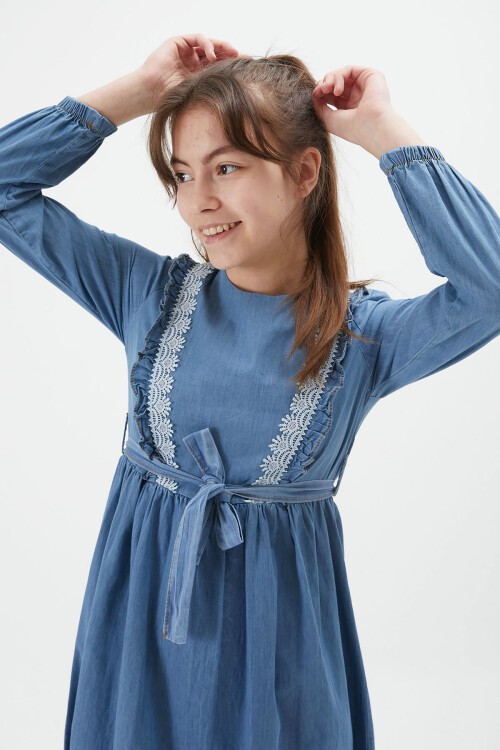 Açık Mavi Dantel Detaylı Kuşaklı Kız Çocuk Jean Elbise 15215