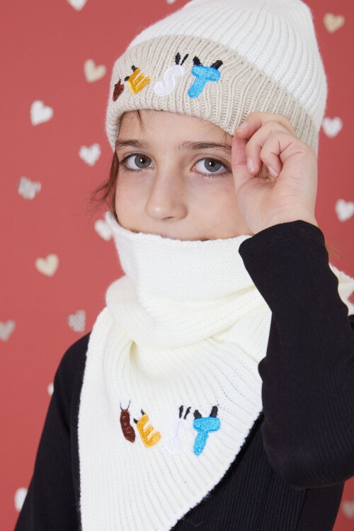 Ekru Yazı Nakışlı Ponponlu Kız Çocuk Atkı Bere Seti 17287