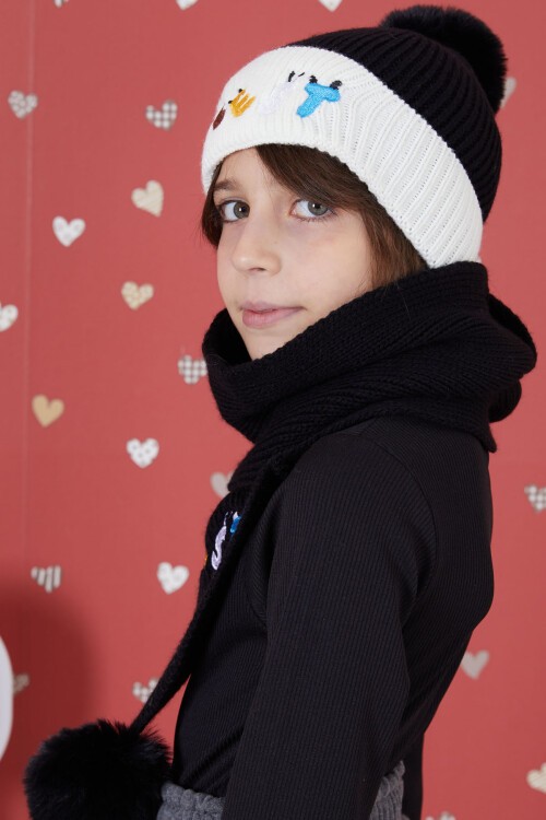 Siyah Yazı Nakışlı Ponponlu Kız Çocuk Atkı Bere Seti 17288