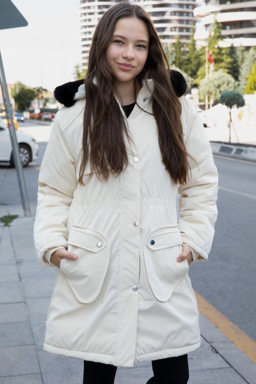 Krem Cep Detaylı İçi Kürklü Çıkarılabilir Kapüşonlu Kız Çocuk Şişme Mont 21335